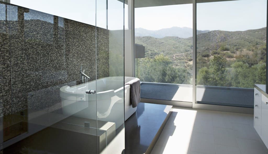 Une baignoire ouverte sur le paysage