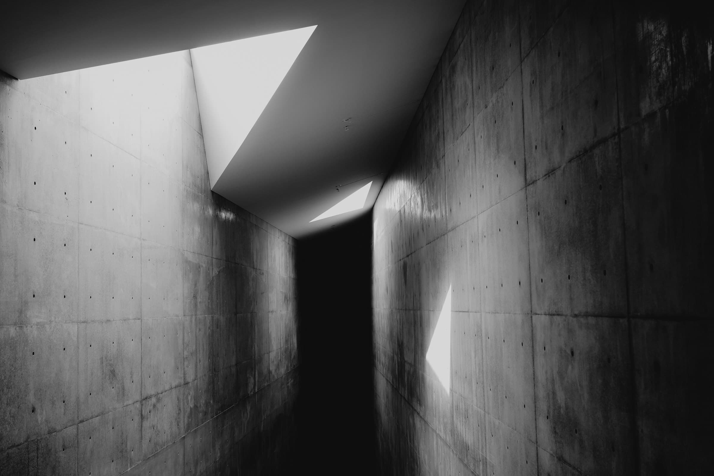 Un mur de béton et son ombre portée
